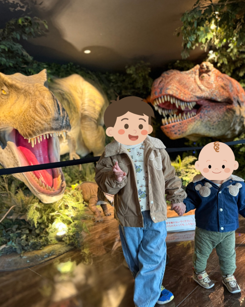 変なホテル舞浜東京ベイのロビー恐竜と子供の記念写真 子連れディズニー旅行の宿泊体験