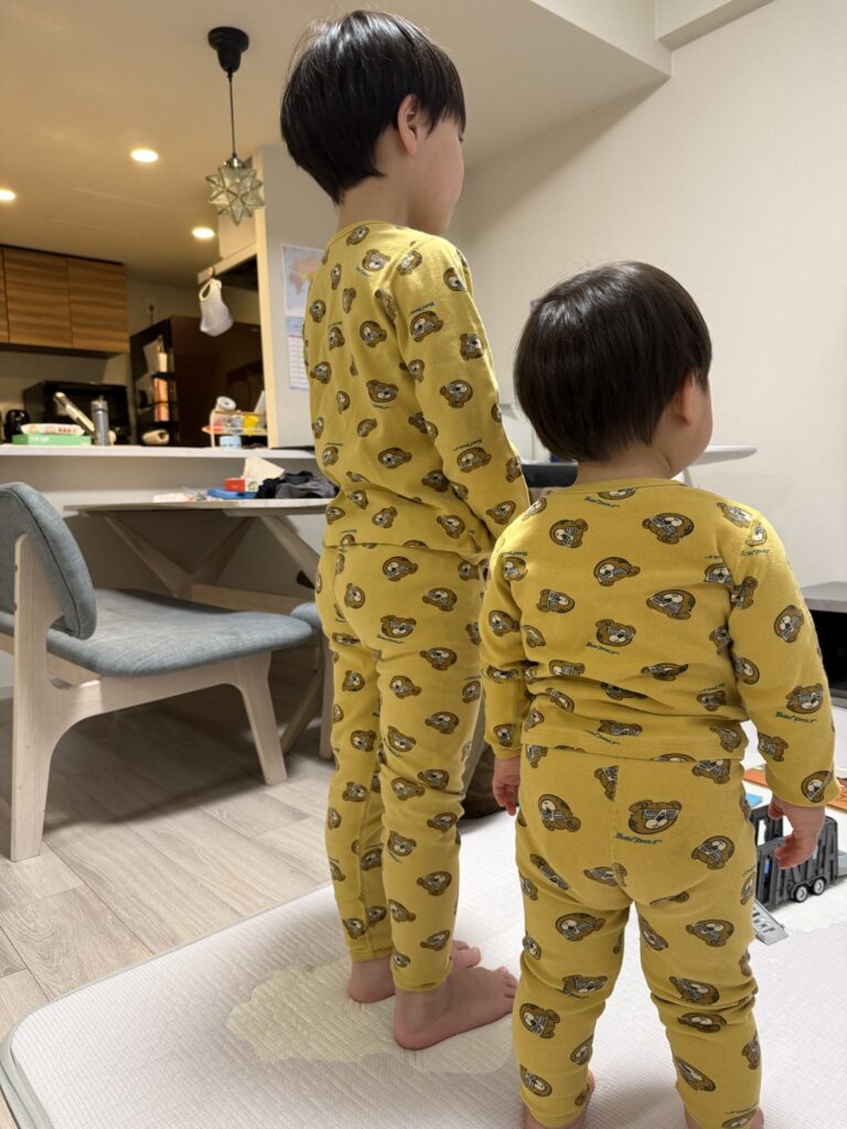 5歳差兄弟がお揃いパジャマを着て並んでいる様子