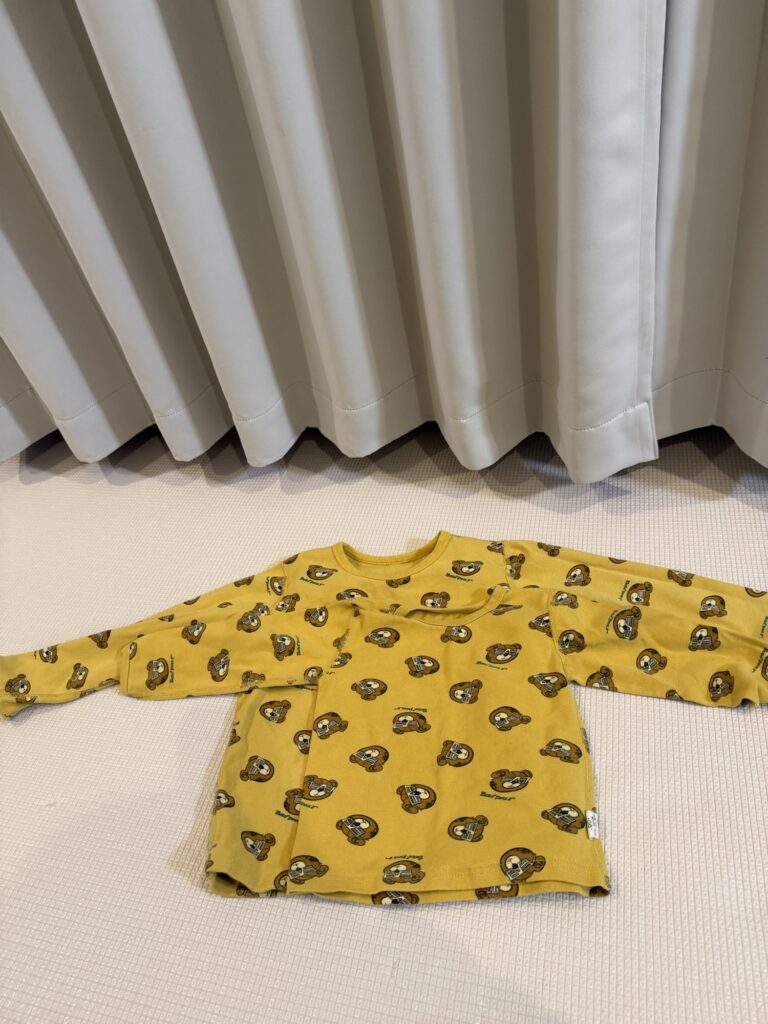 90cmと130cmのパジャマを重ねてサイズ比較している写真