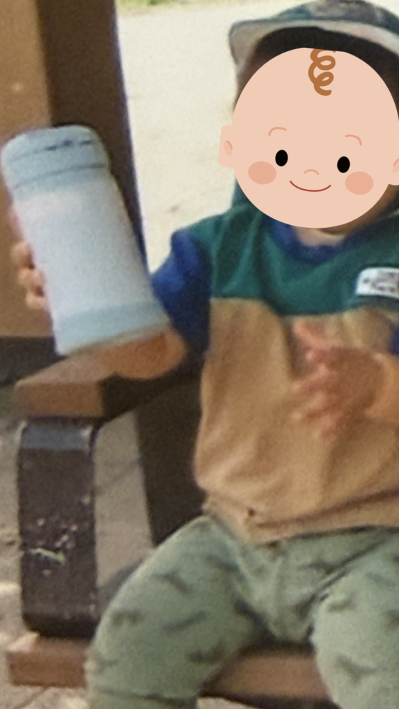 保育園準備で使用している1歳児向けの軽い水筒。1歳の子どもが自分で持てるサイズのサーモスの水筒。