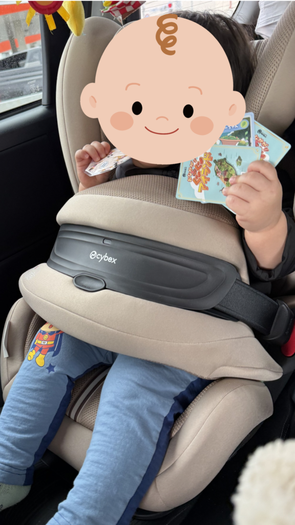 1歳10ヶ月の子どもがサイベックス パラス G2に座っている様子。嫌がらずに乗れるチャイルドシート